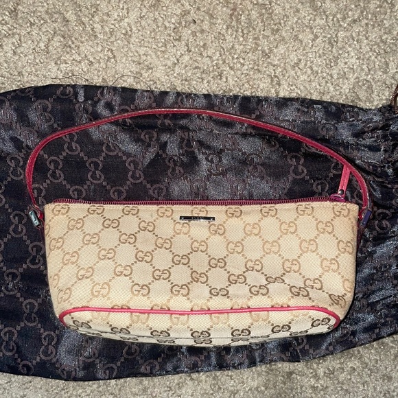 Gucci Handbags - Gucci Vintage Boat Pochette